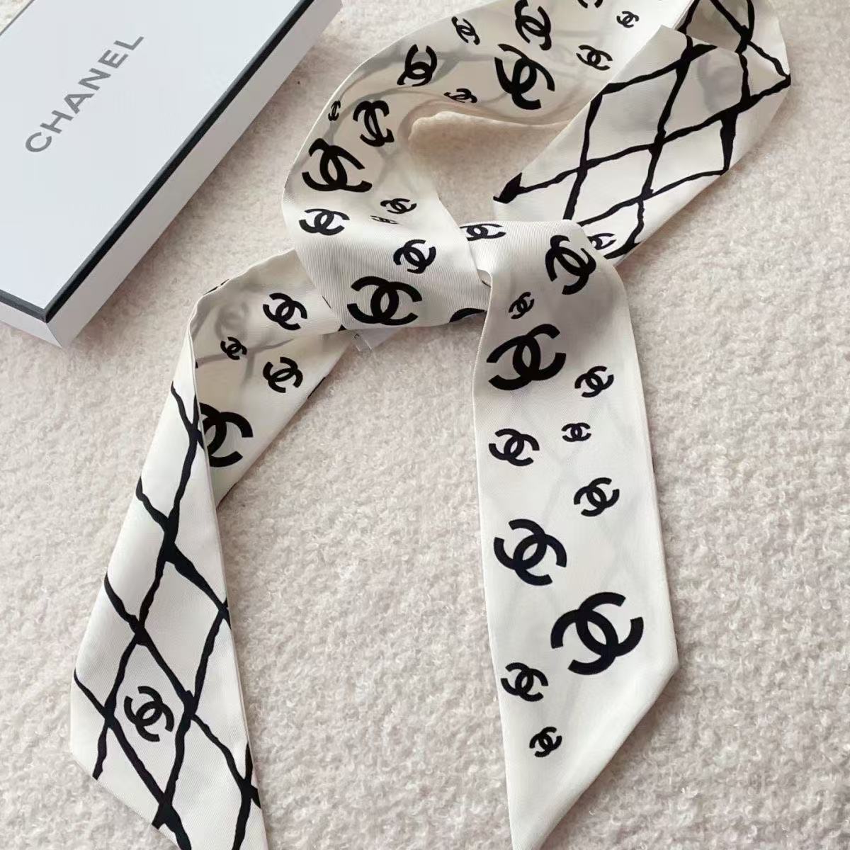 CHANE1 ダブル C ロゴ 黒と白のシルク スカーフ【50％割引+送料無料】