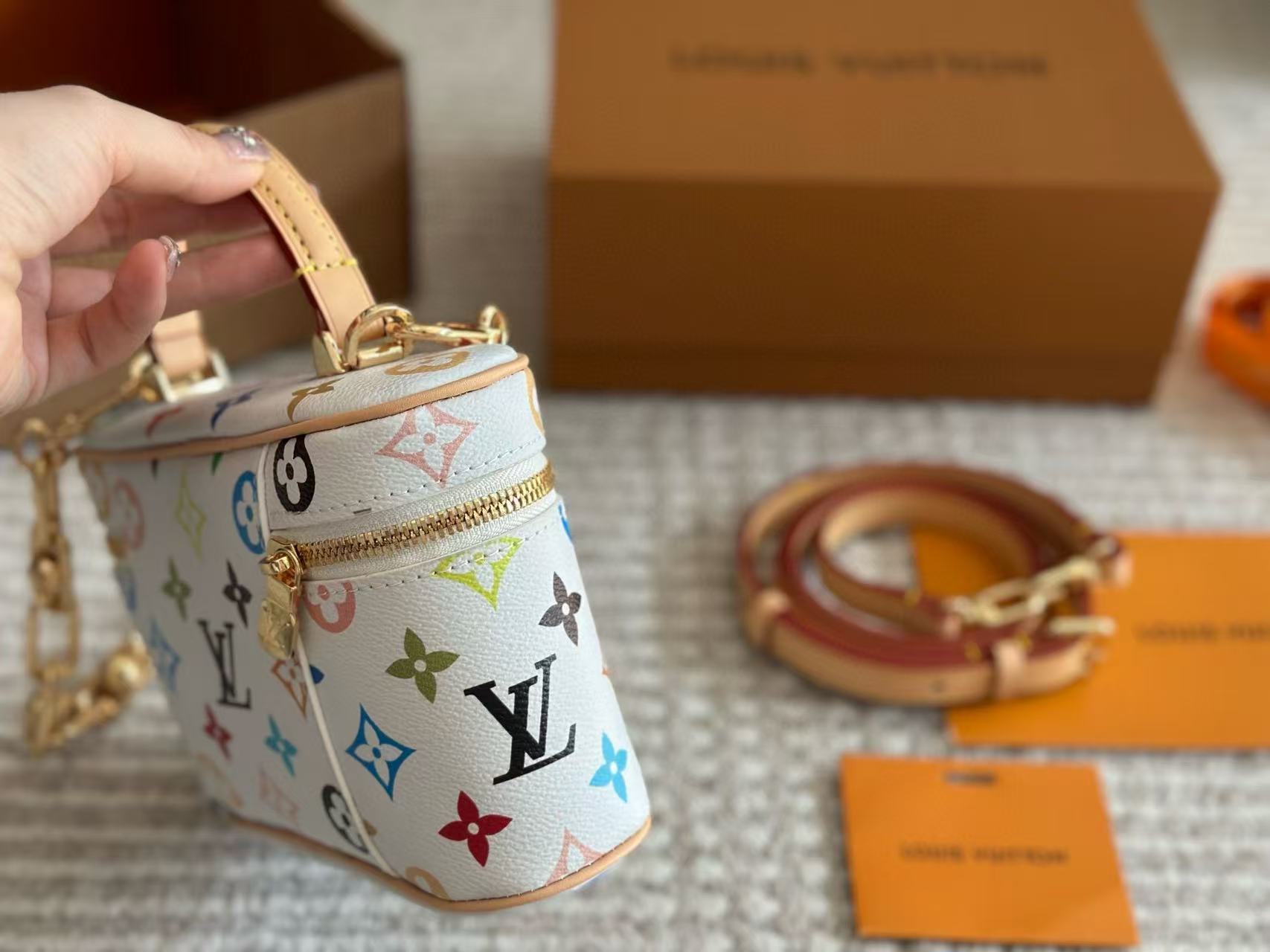 LVチェーンのカラフルなコスメバッグ【50％割引+送料無料】