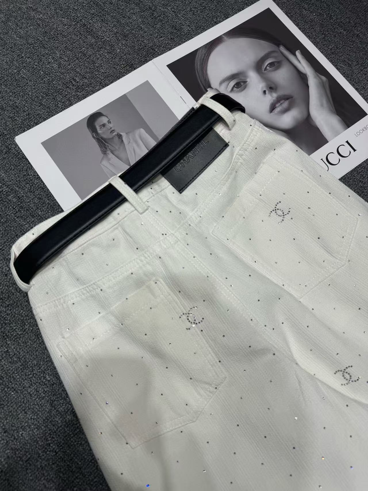 CHANE1ベルトとロゴ付きジーンズ【 50％割引+送料無料】