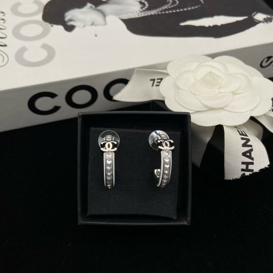 CHANE1 ホワイトエナメルイヤリング【 50％割引+送料無料】
