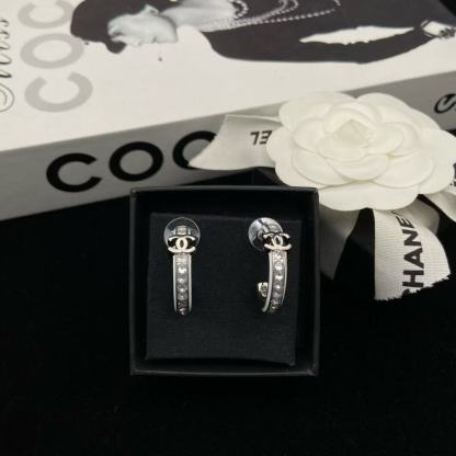 CHANE1 ホワイトエナメルイヤリング【 50％割引+送料無料】