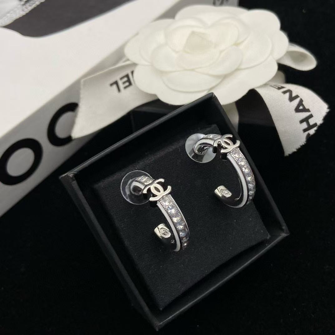 CHANE1 ホワイトエナメルイヤリング【 50％割引+送料無料】