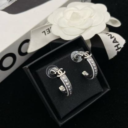 CHANE1 ホワイトエナメルイヤリング【 50％割引+送料無料】