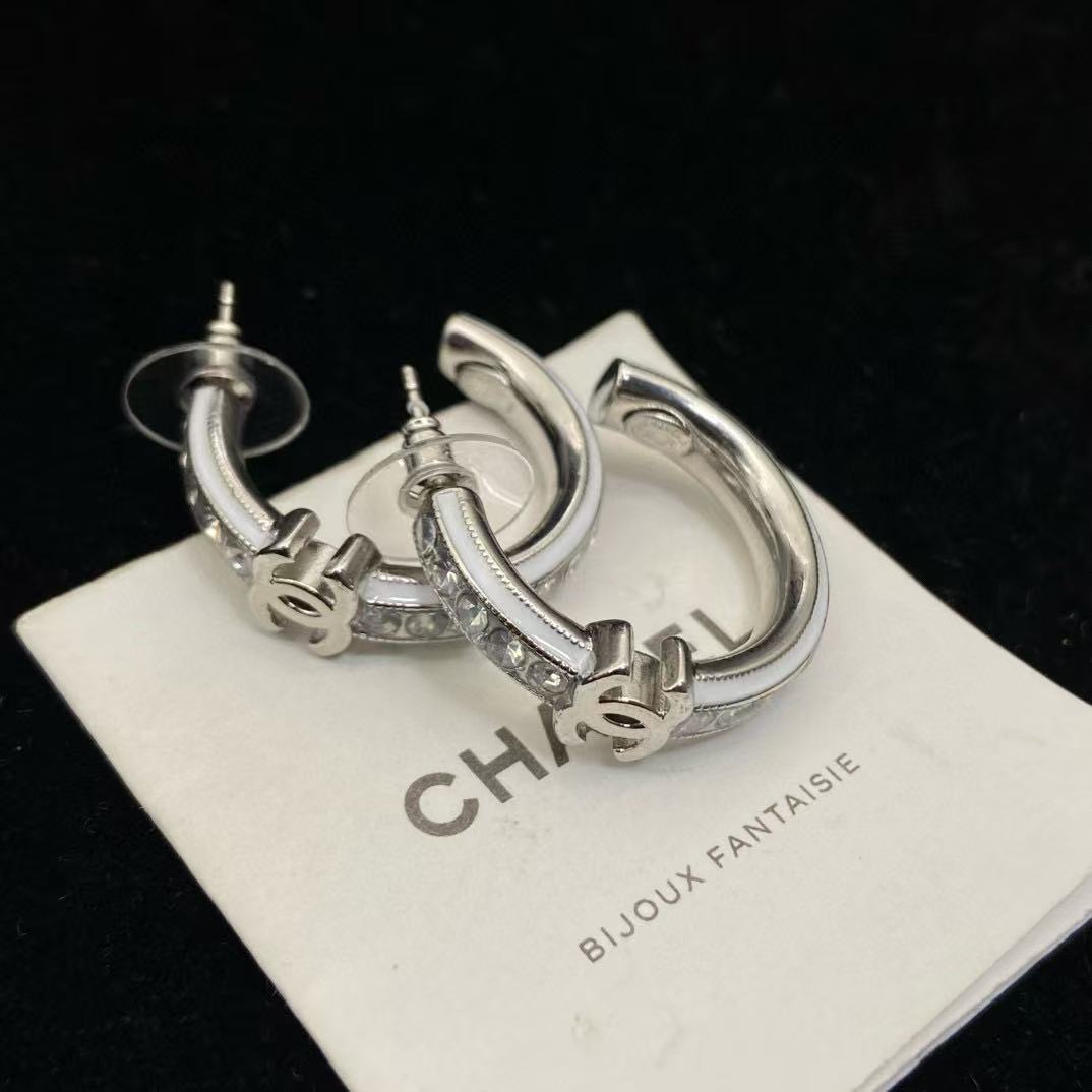 CHANE1 ホワイトエナメルイヤリング【 50％割引+送料無料】
