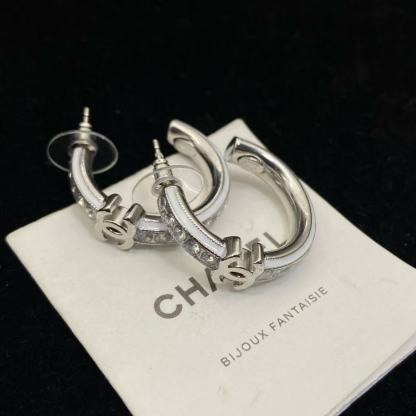 CHANE1 ホワイトエナメルイヤリング【 50％割引+送料無料】