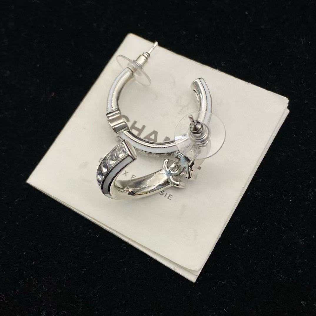 CHANE1 ホワイトエナメルイヤリング【 50％割引+送料無料】