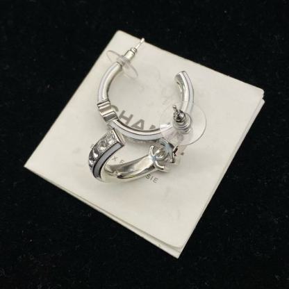 CHANE1 ホワイトエナメルイヤリング【 50％割引+送料無料】