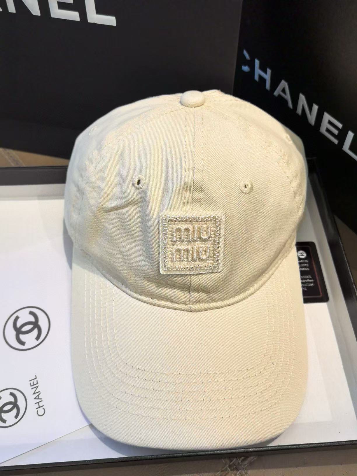 M1UM1U レター刺繍ベースボールキャップ【 50％割引+送料無料】