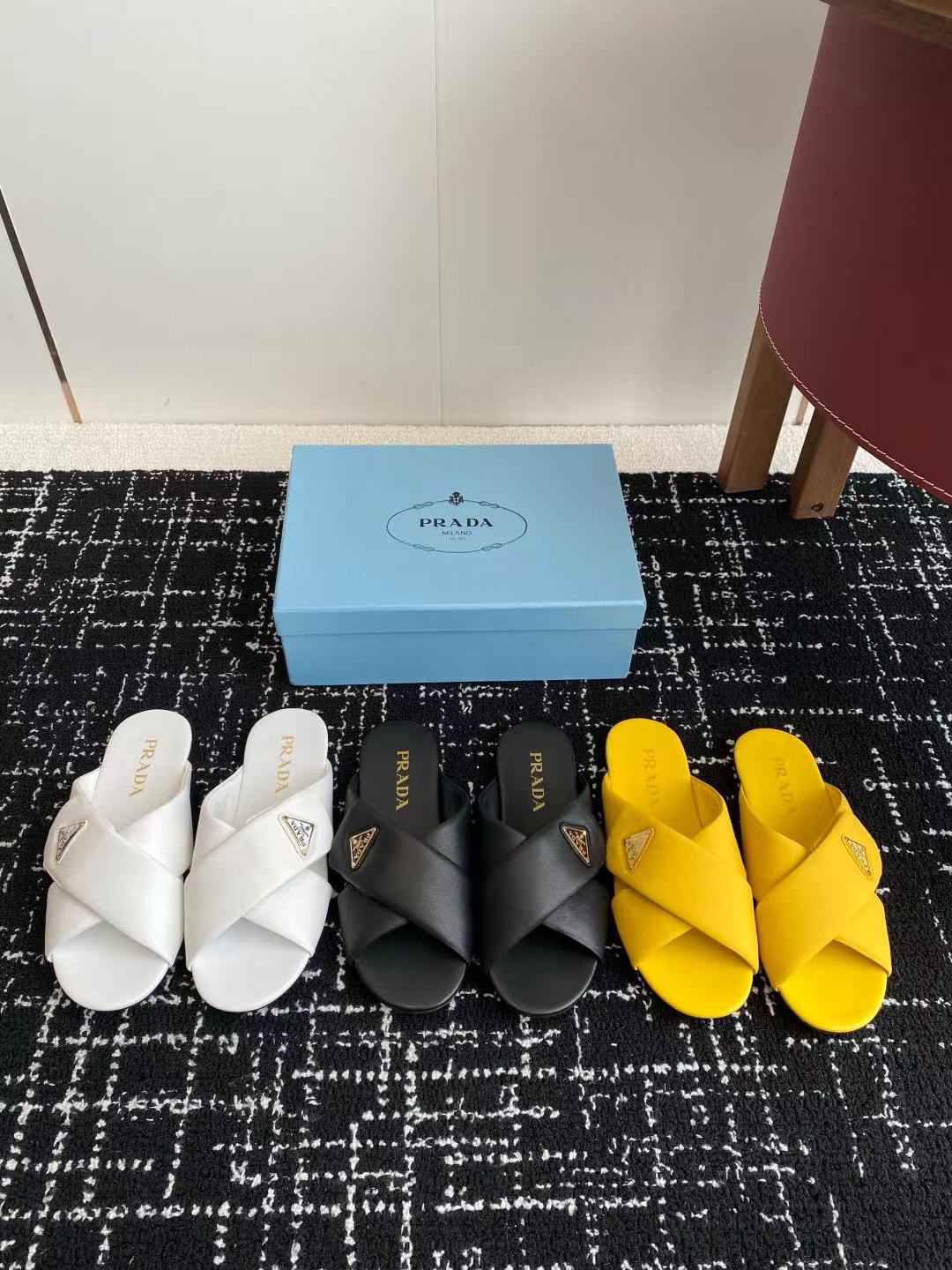 PR4DA 高品質三角ロゴシープスキンスリッパ【50％割引+送料無料】