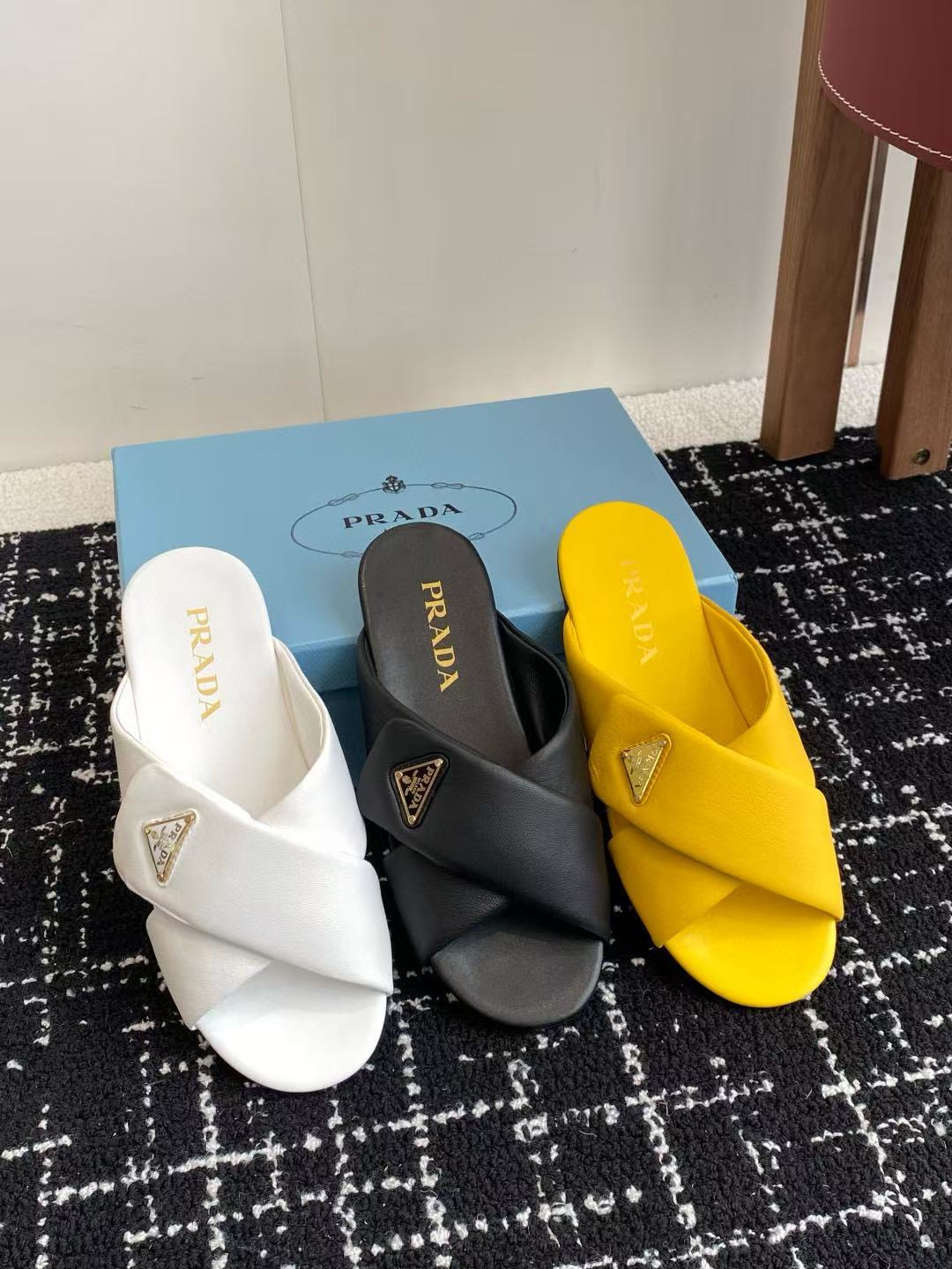 PR4DA 高品質三角ロゴシープスキンスリッパ【50％割引+送料無料】