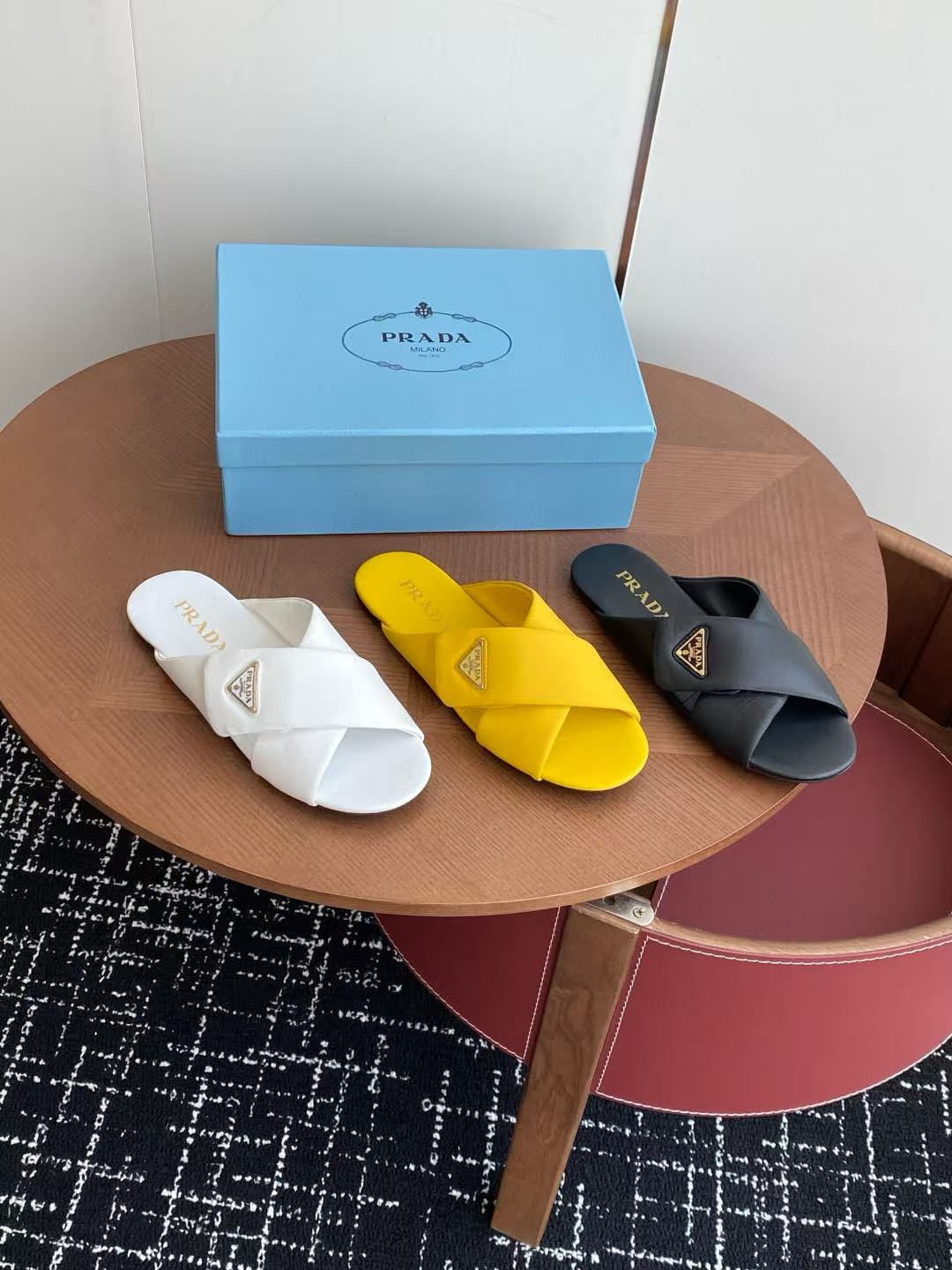 PR4DA 高品質三角ロゴシープスキンスリッパ【50％割引+送料無料】