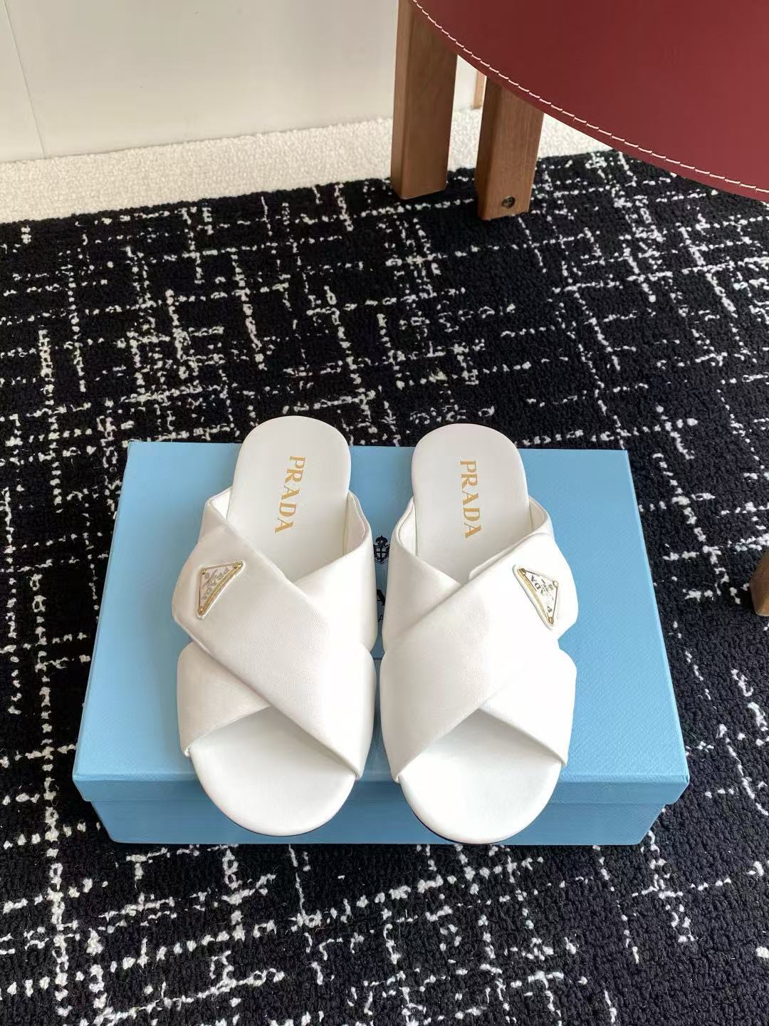 PR4DA 高品質三角ロゴシープスキンスリッパ【50％割引+送料無料】