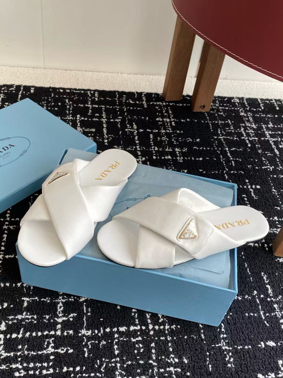 PR4DA 高品質三角ロゴシープスキンスリッパ【50％割引+送料無料】
