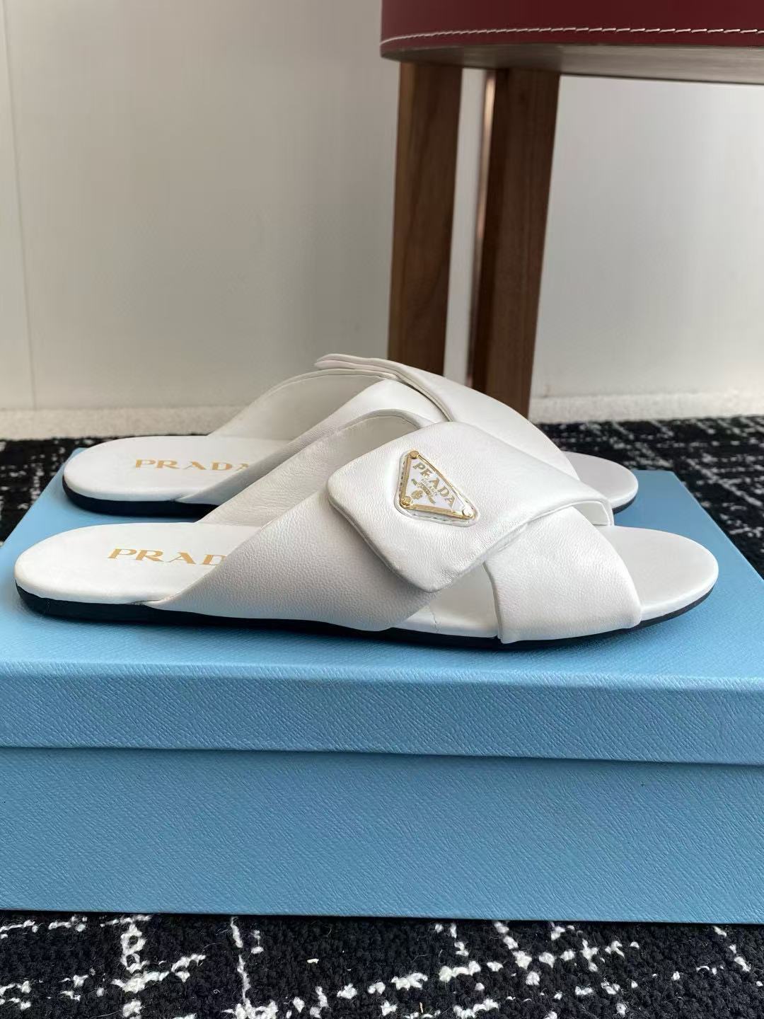 PR4DA 高品質三角ロゴシープスキンスリッパ【50％割引+送料無料】