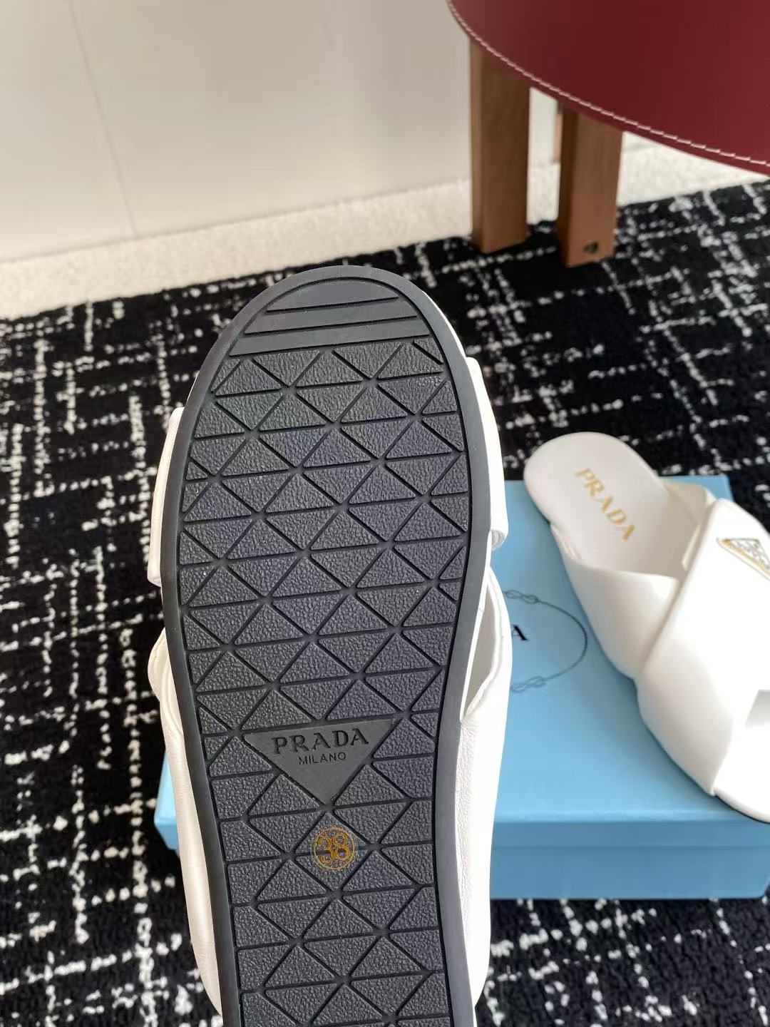 PR4DA 高品質三角ロゴシープスキンスリッパ【50％割引+送料無料】