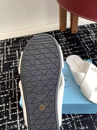 PR4DA 高品質三角ロゴシープスキンスリッパ【50％割引+送料無料】