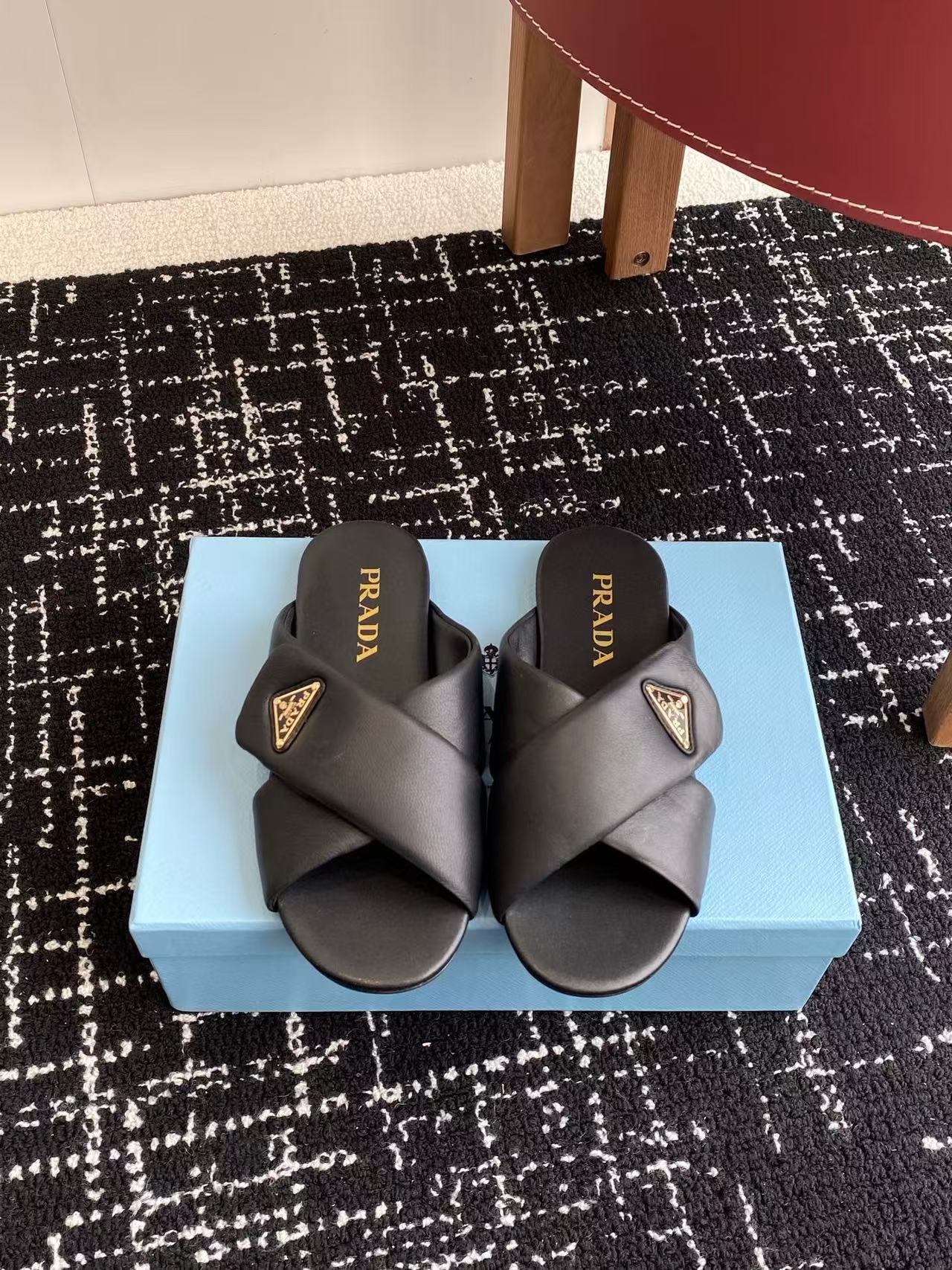 PR4DA 高品質三角ロゴシープスキンスリッパ【50％割引+送料無料】