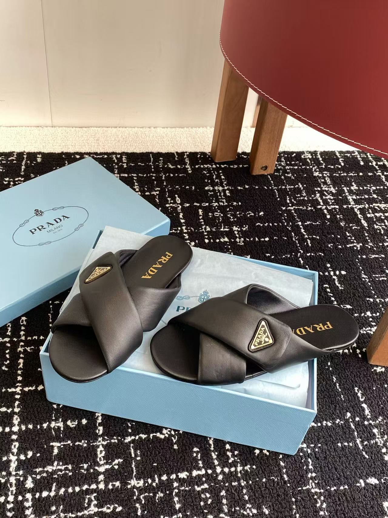 PR4DA 高品質三角ロゴシープスキンスリッパ【50％割引+送料無料】