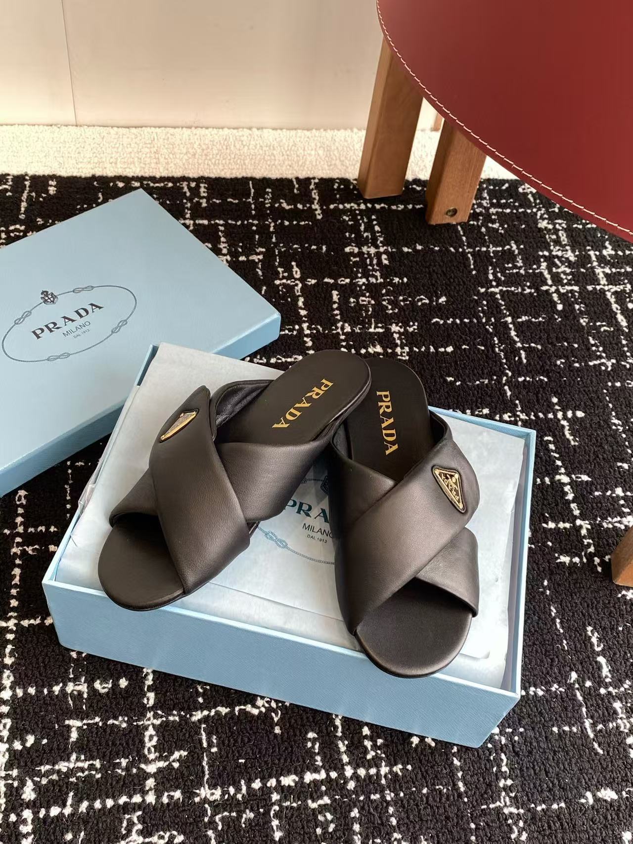 PR4DA 高品質三角ロゴシープスキンスリッパ【50％割引+送料無料】