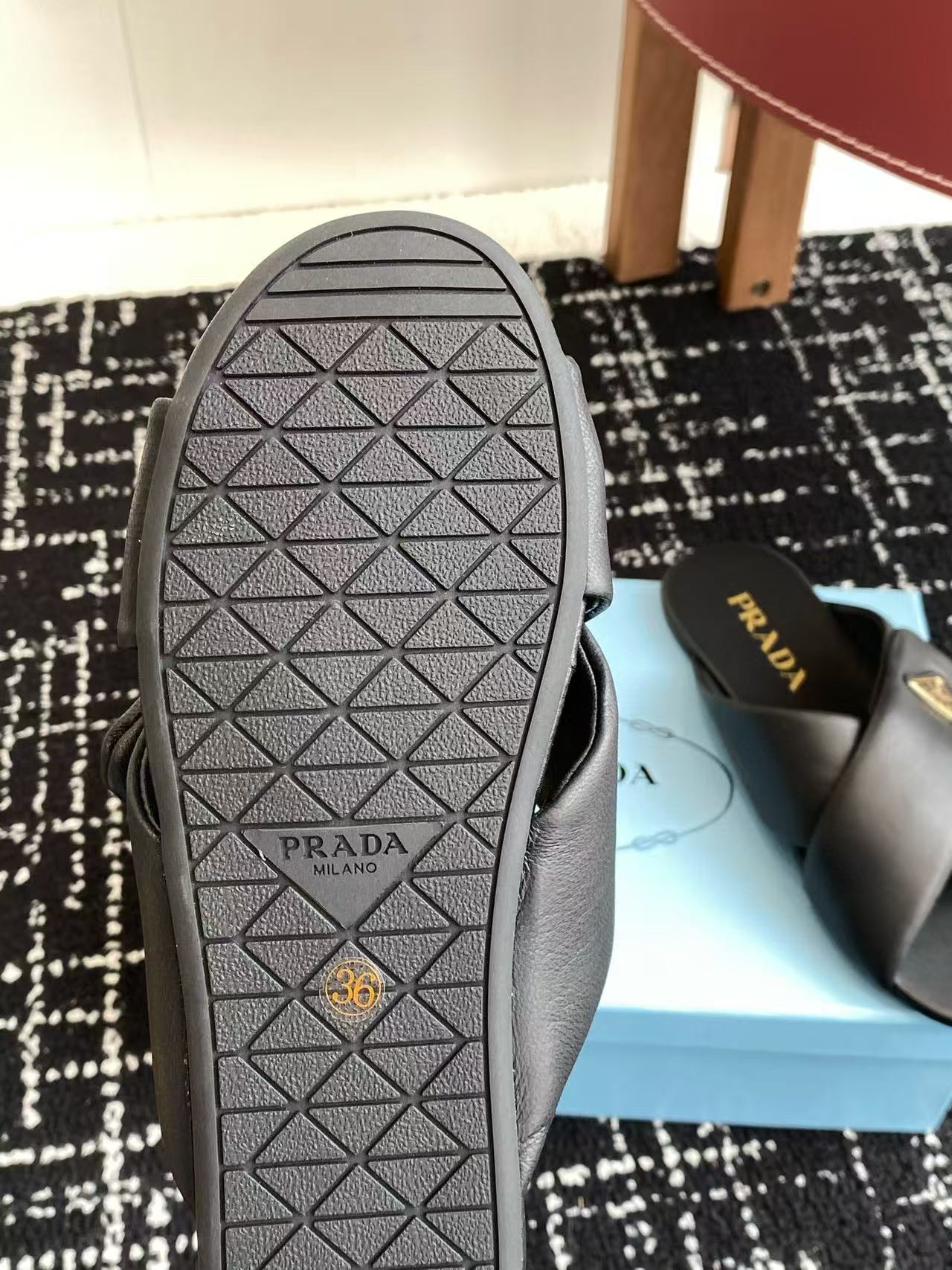 PR4DA 高品質三角ロゴシープスキンスリッパ【50％割引+送料無料】