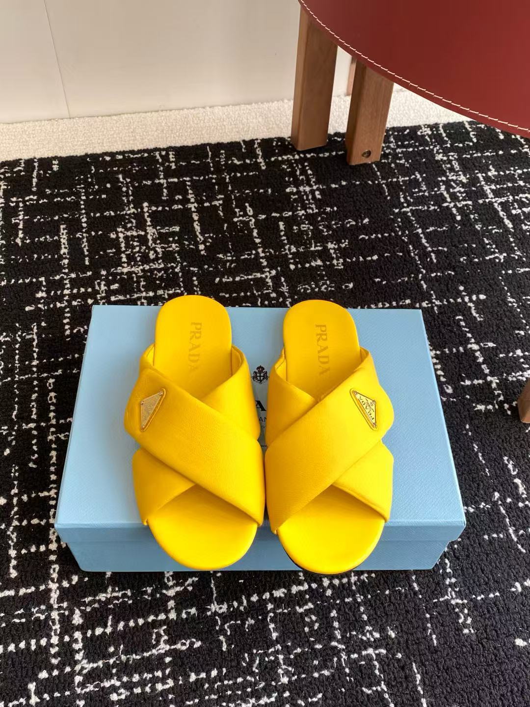PR4DA 高品質三角ロゴシープスキンスリッパ【50％割引+送料無料】