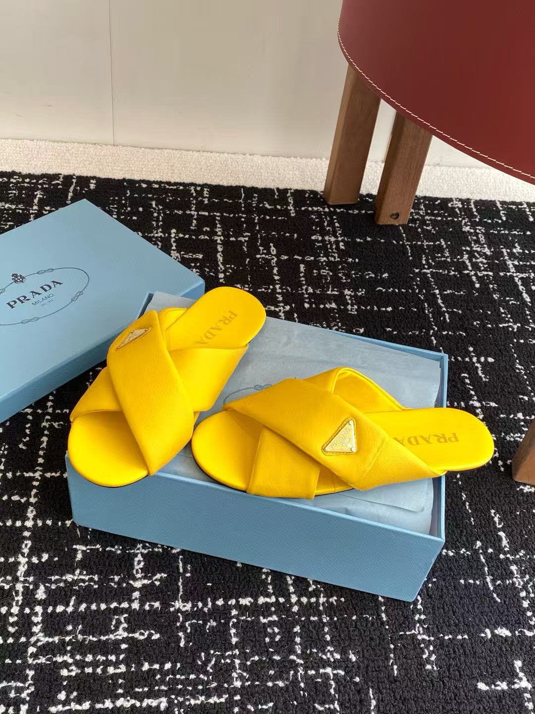 PR4DA 高品質三角ロゴシープスキンスリッパ【50％割引+送料無料】