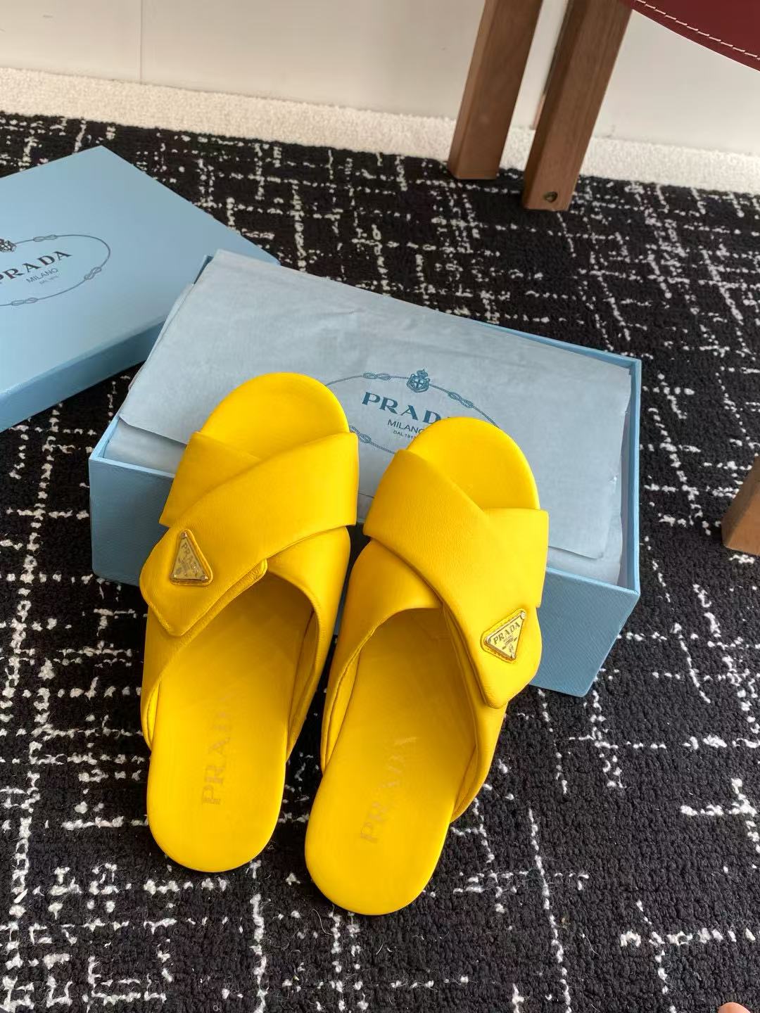 PR4DA 高品質三角ロゴシープスキンスリッパ【50％割引+送料無料】