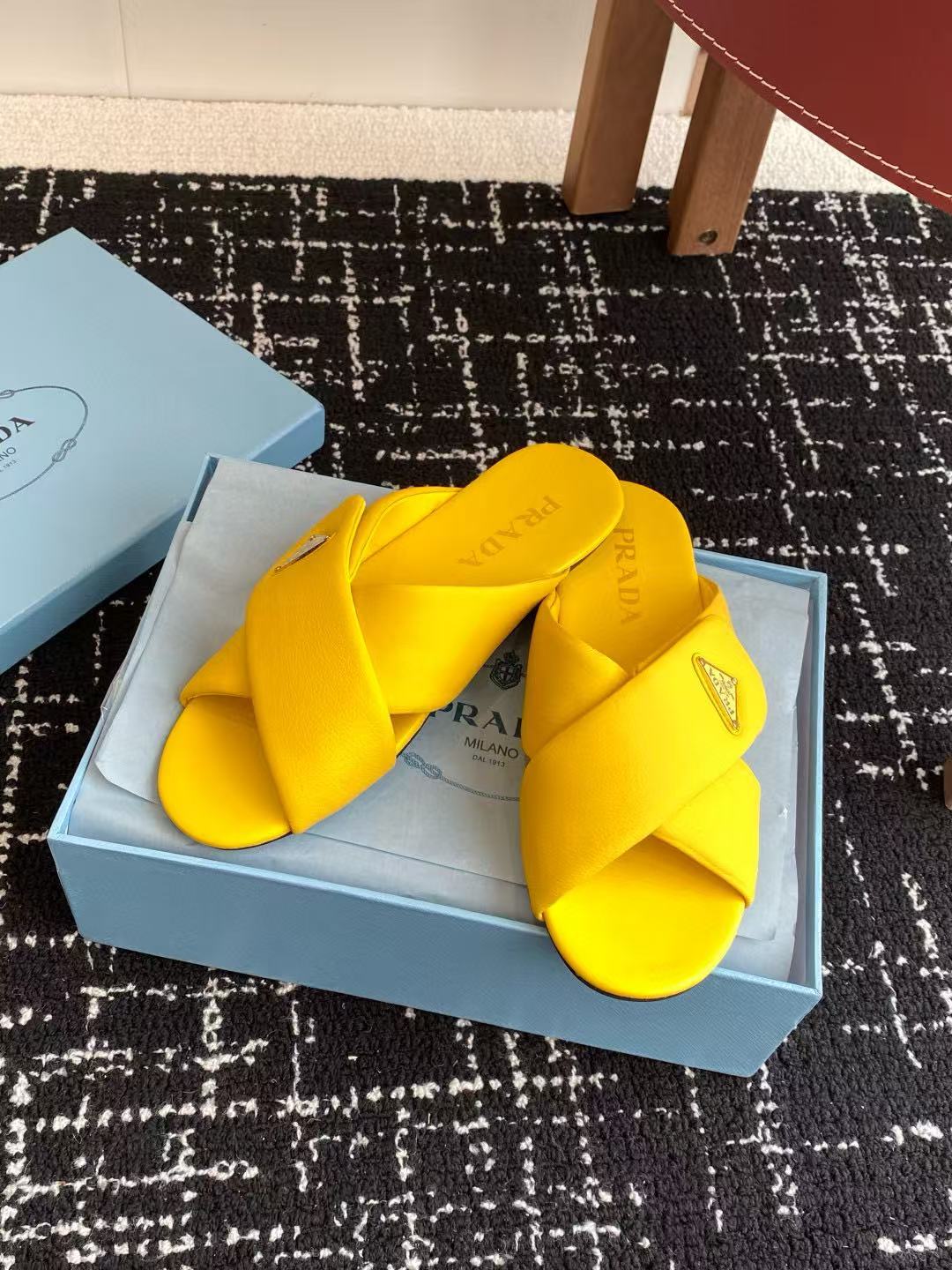 PR4DA 高品質三角ロゴシープスキンスリッパ【50％割引+送料無料】