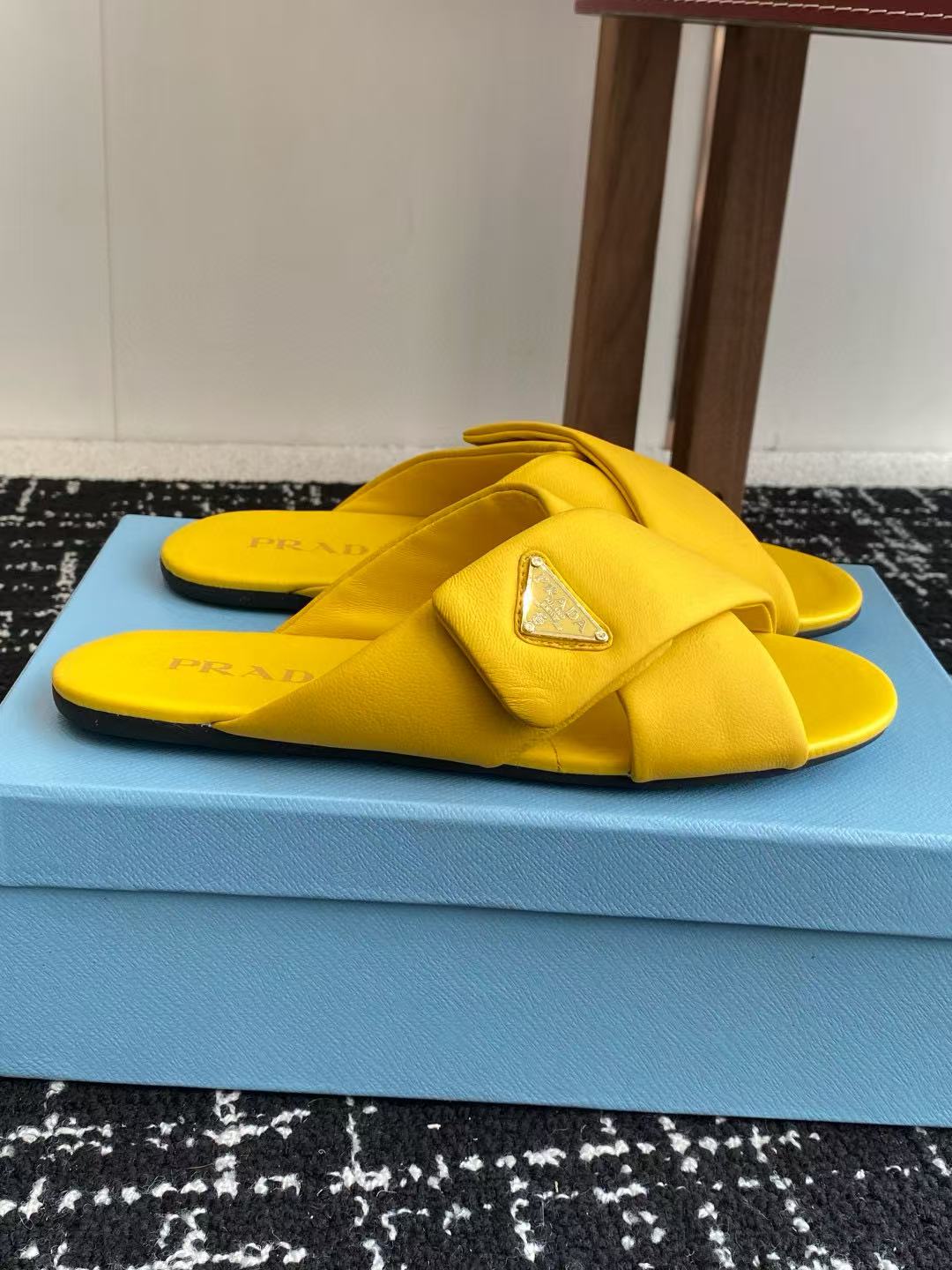 PR4DA 高品質三角ロゴシープスキンスリッパ【50％割引+送料無料】