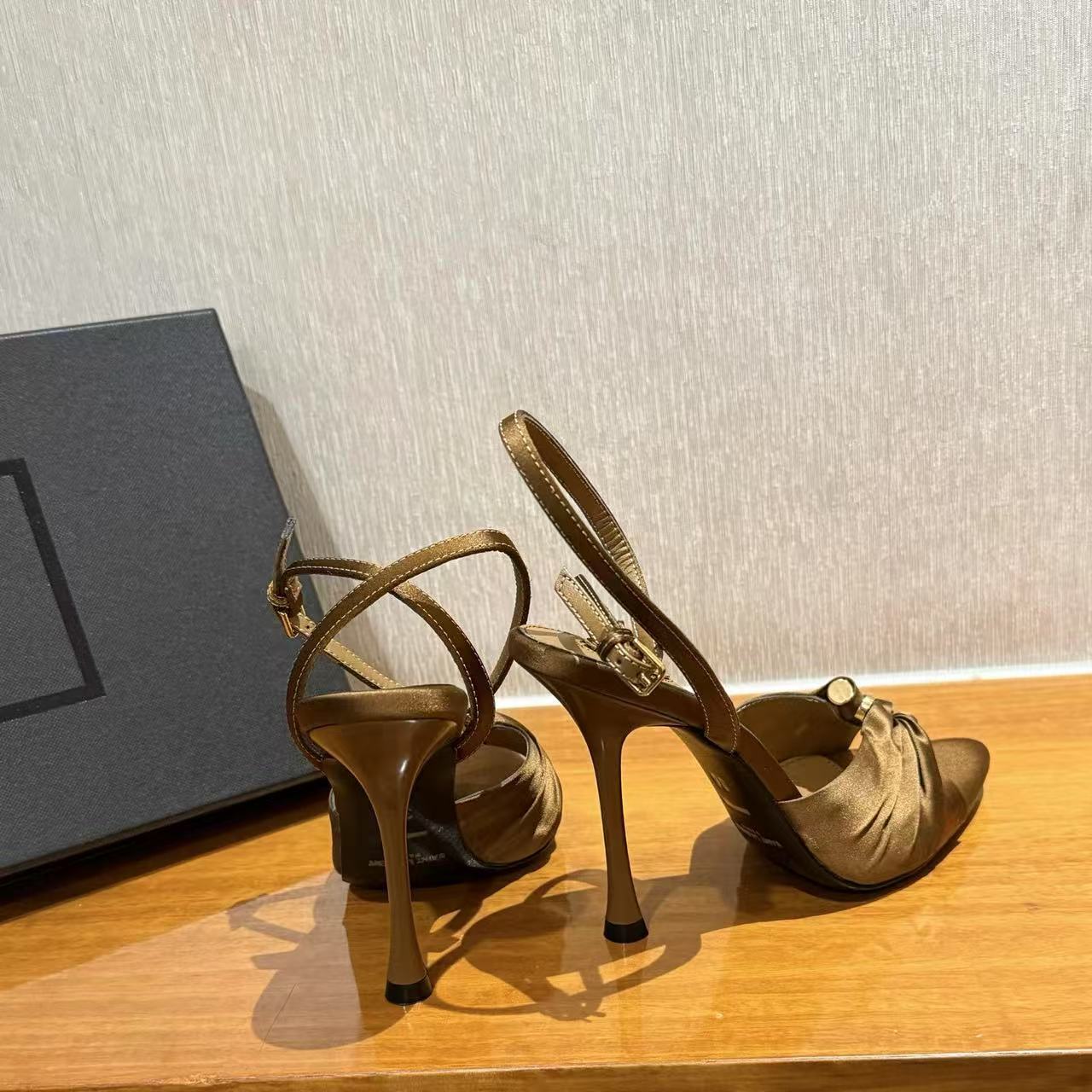 YSL 高品質シルクサテンハイヒールサンダル【50％割引+送料無料】