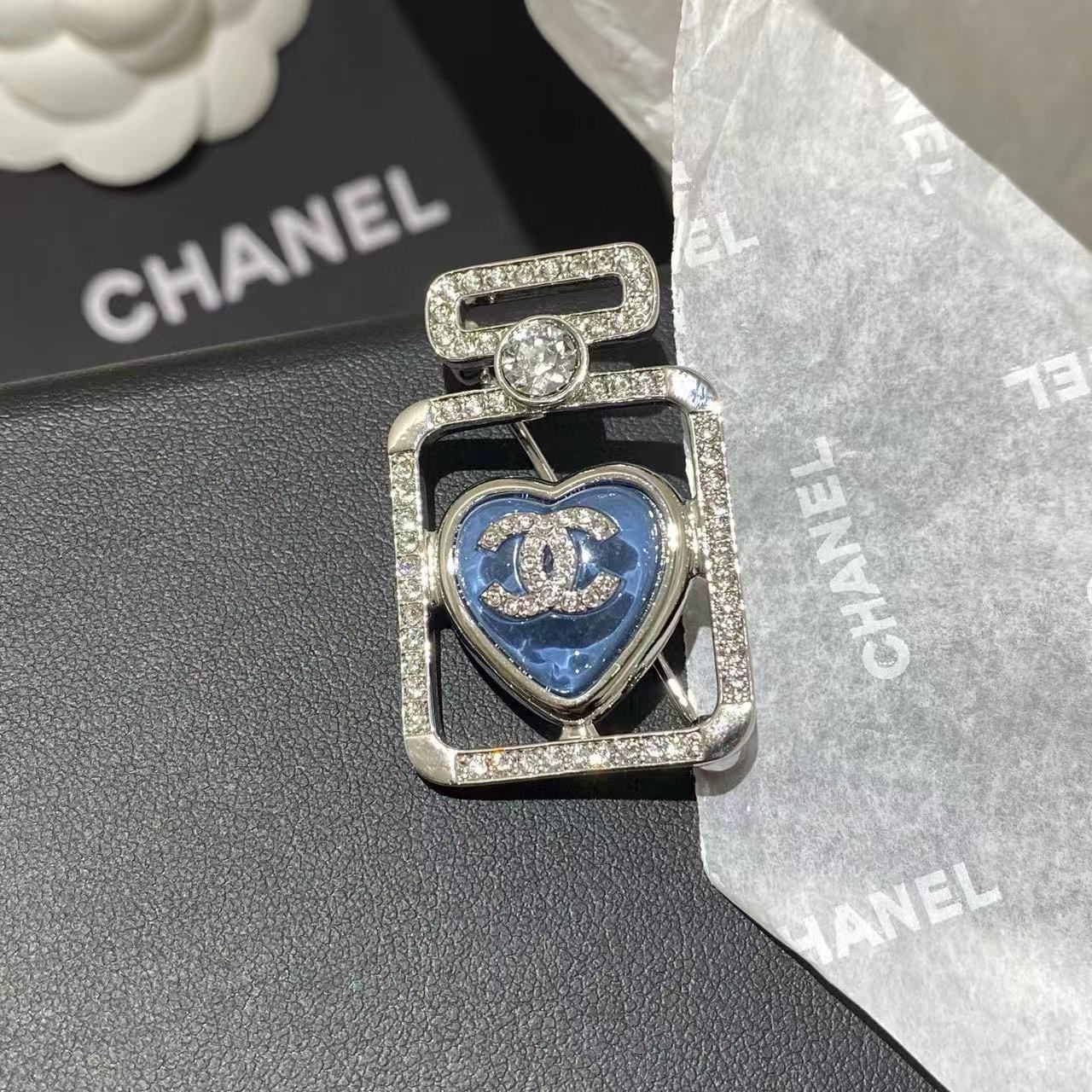 CHANE1 香水瓶 ハートブローチ【 50％割引+送料無料】
