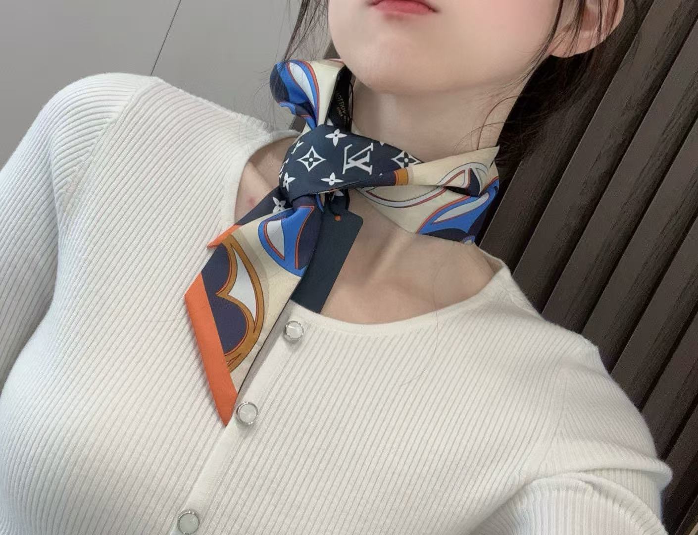 LVの高品質プリントシルクスカーフ【 50％割引+送料無料】