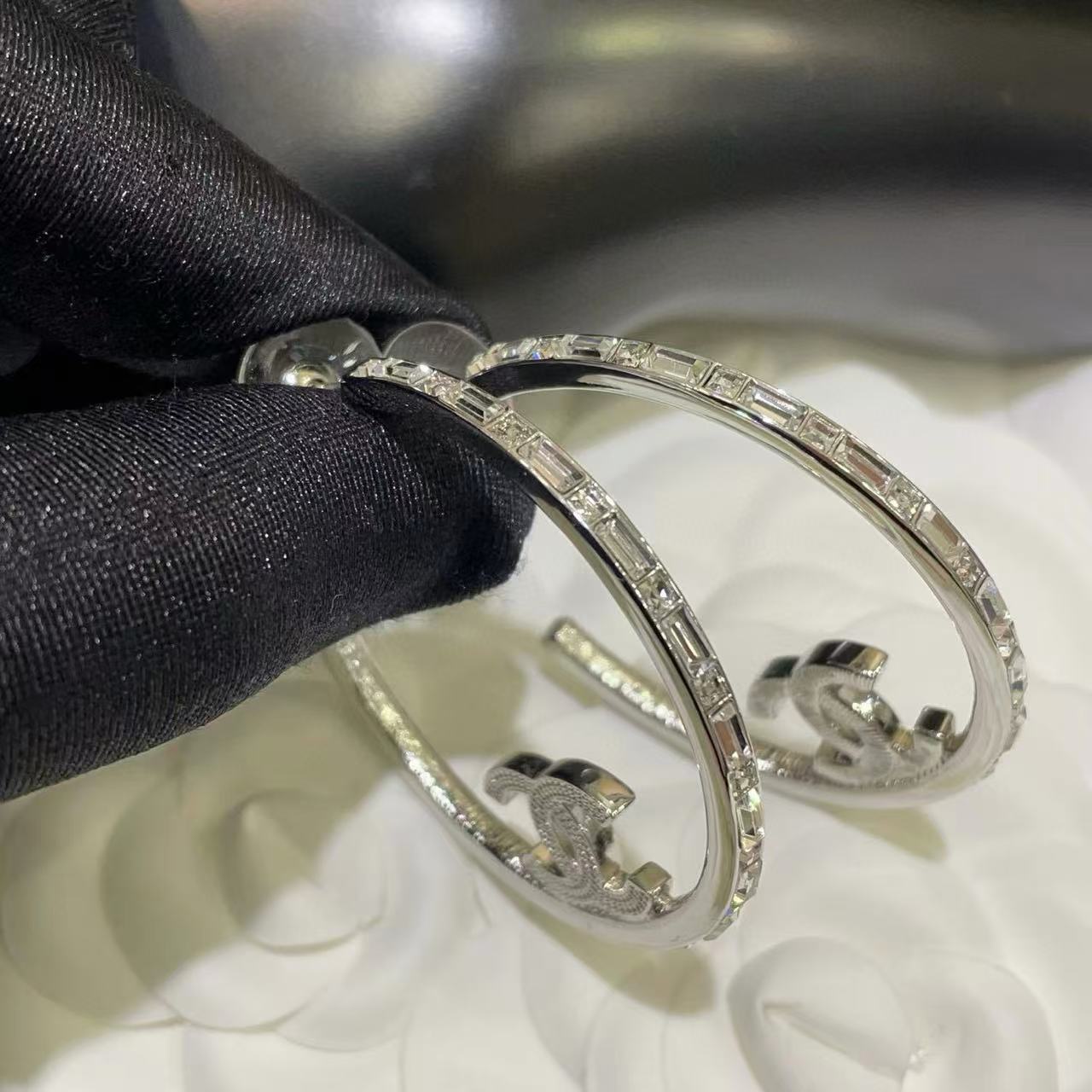 CHANE1 フープ ホロー ラインストーン ダブルC イヤリング【 50％割引+送料無料】