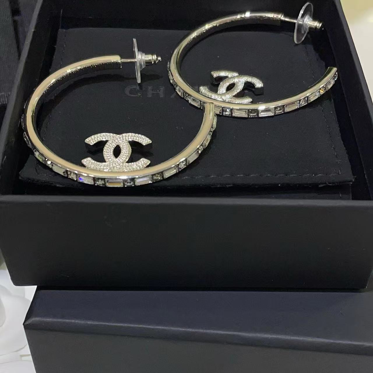 CHANE1 フープ ホロー ラインストーン ダブルC イヤリング【 50％割引+送料無料】