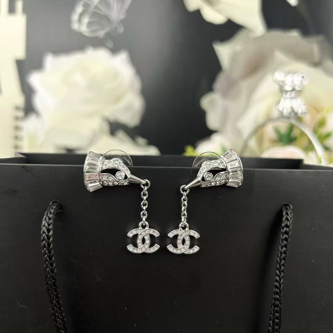 CHANE1 フルダイヤモンド ダブルC バードイヤリング【 50％割引+送料無料】