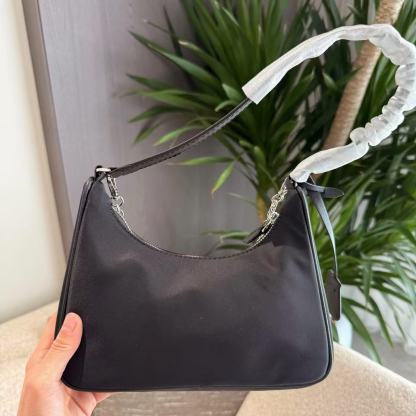 PR4DAチェーンアンダーアームバッグ【 50％割引+送料無料】