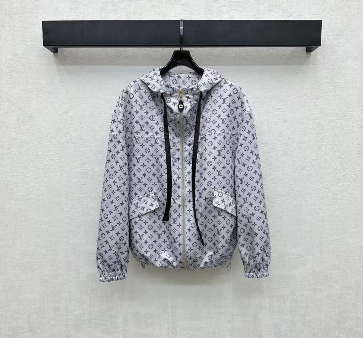 LVプリント ジップアップ フード付きジャケット【50％割引+送料無料】