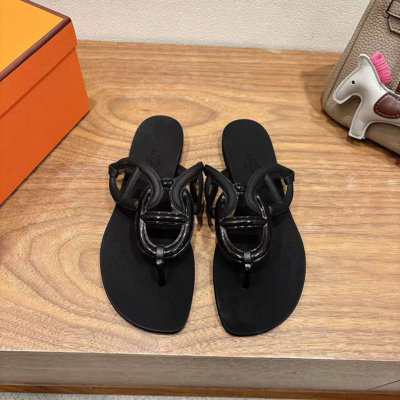 HERME5 高品質豚鼻スリッパ【50％割引+送料無料】