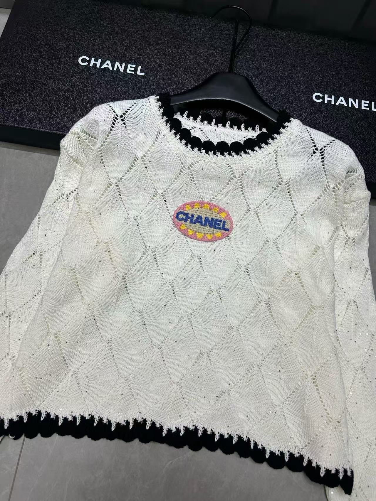 CHANE1 チェック柄レタリングセーター【50％割引+送料無料】