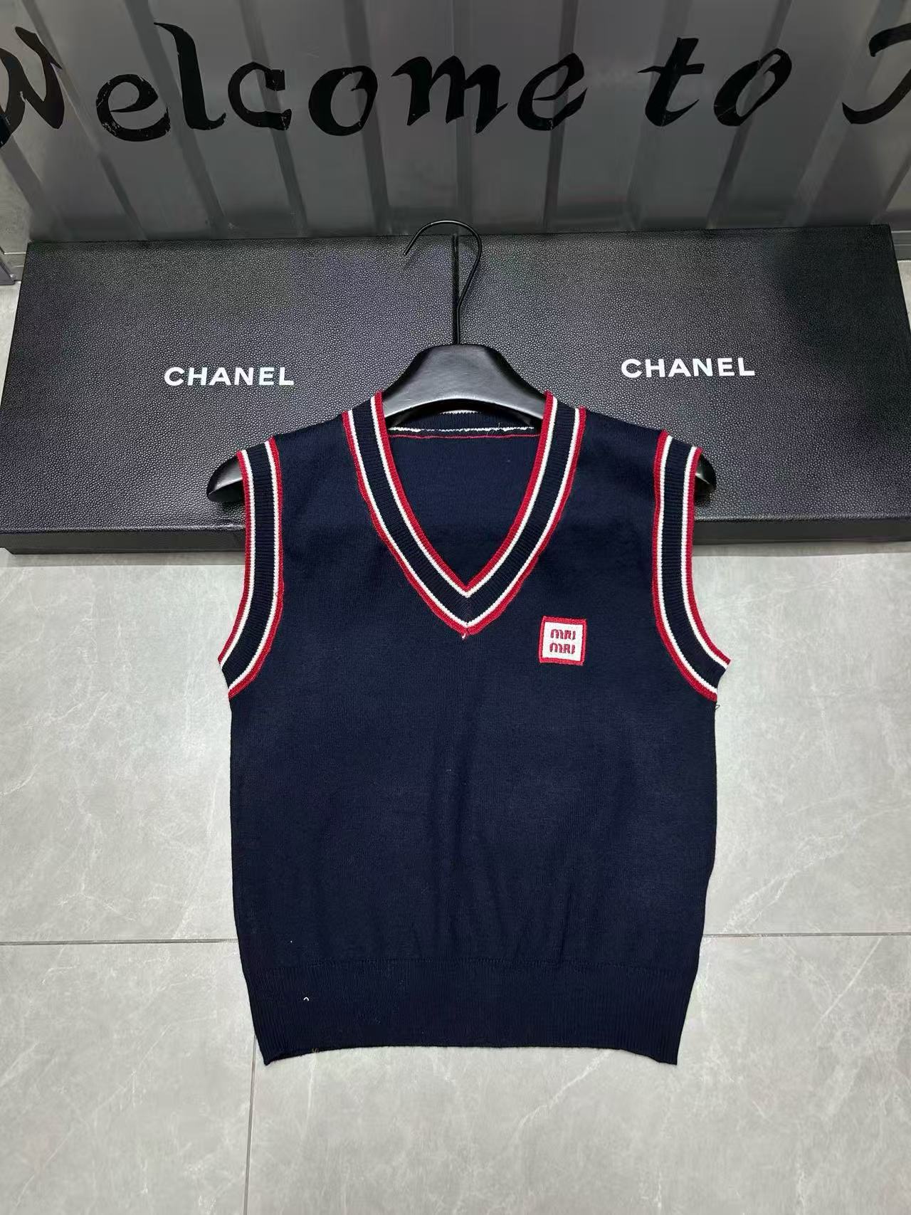 M1UM1U ウール Vネックベスト【50％割引+送料無料】