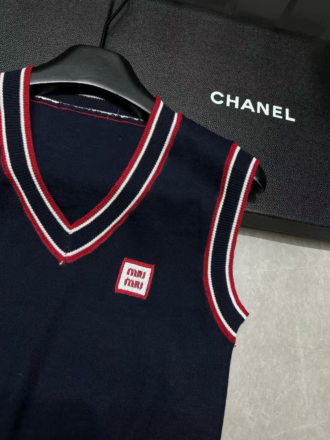 M1UM1U ウール Vネックベスト【50％割引+送料無料】