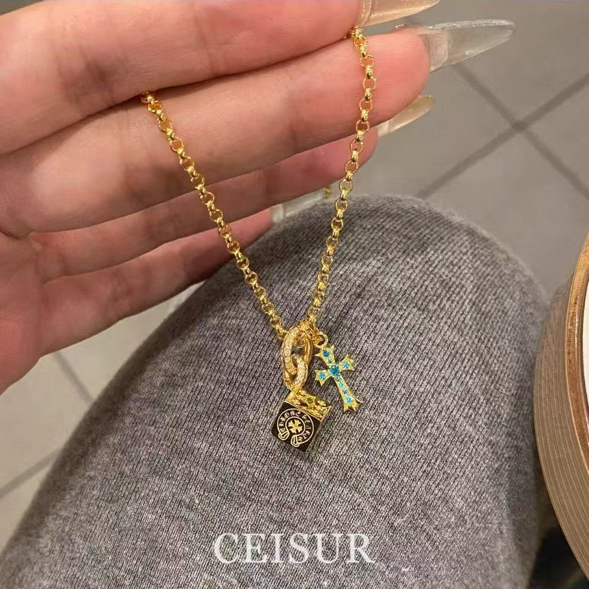 Chr0me Heartsスクエアブルーダイヤモンドクロスネックレス【50％割引+送料無料】