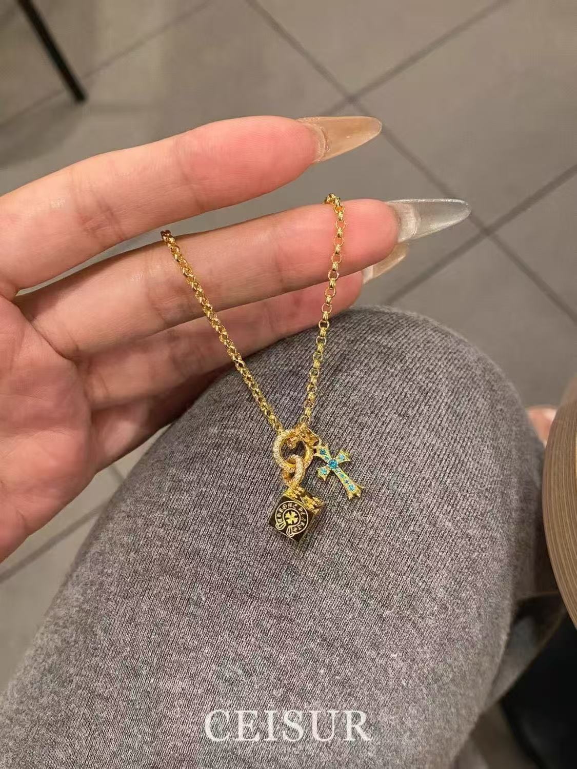 Chr0me Heartsスクエアブルーダイヤモンドクロスネックレス【50％割引+送料無料】