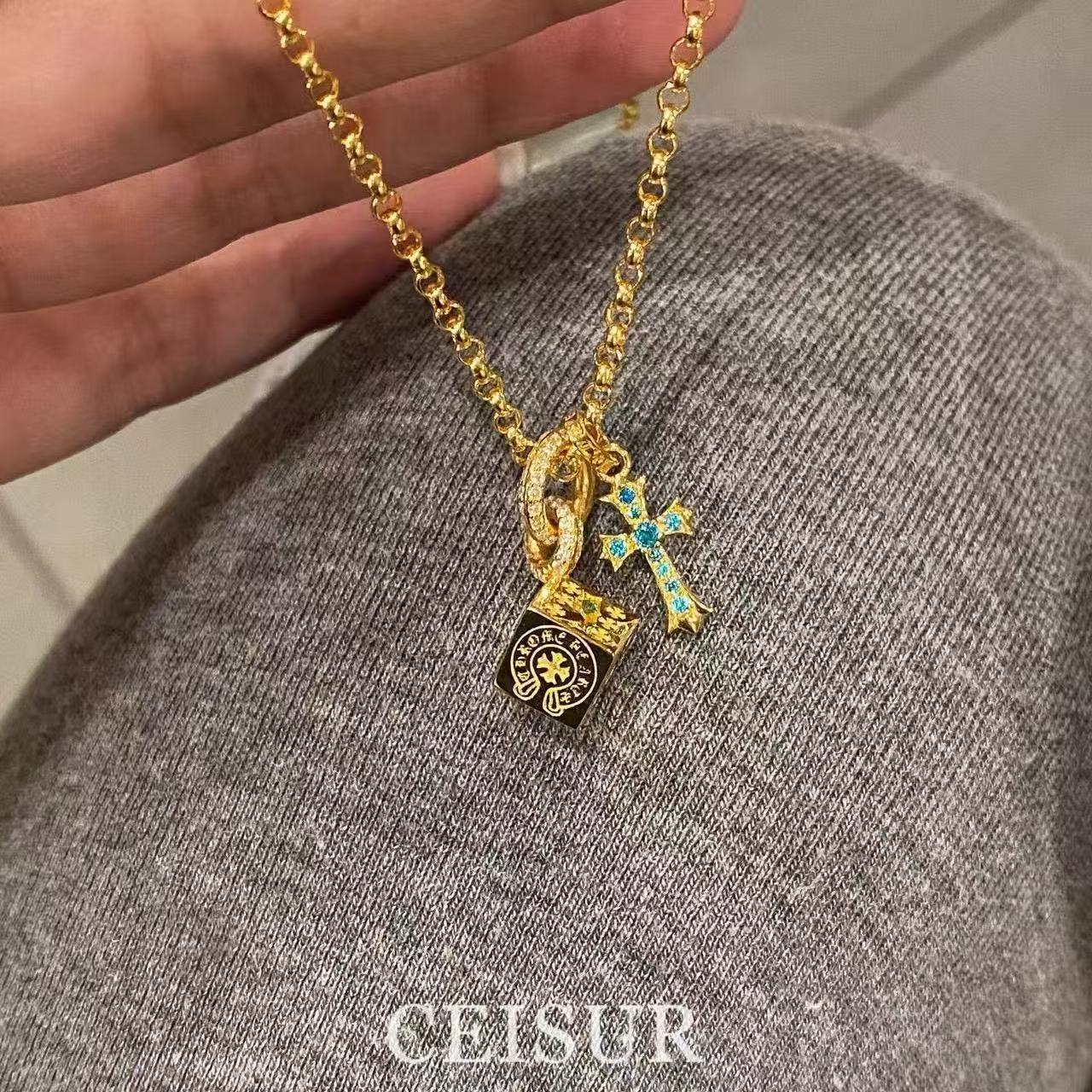 Chr0me Heartsスクエアブルーダイヤモンドクロスネックレス【50％割引+送料無料】