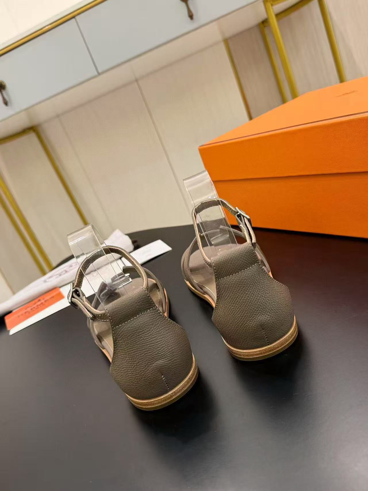 HERME5 高品質高品質のシープスキンサンダル【50％割引+送料無料】