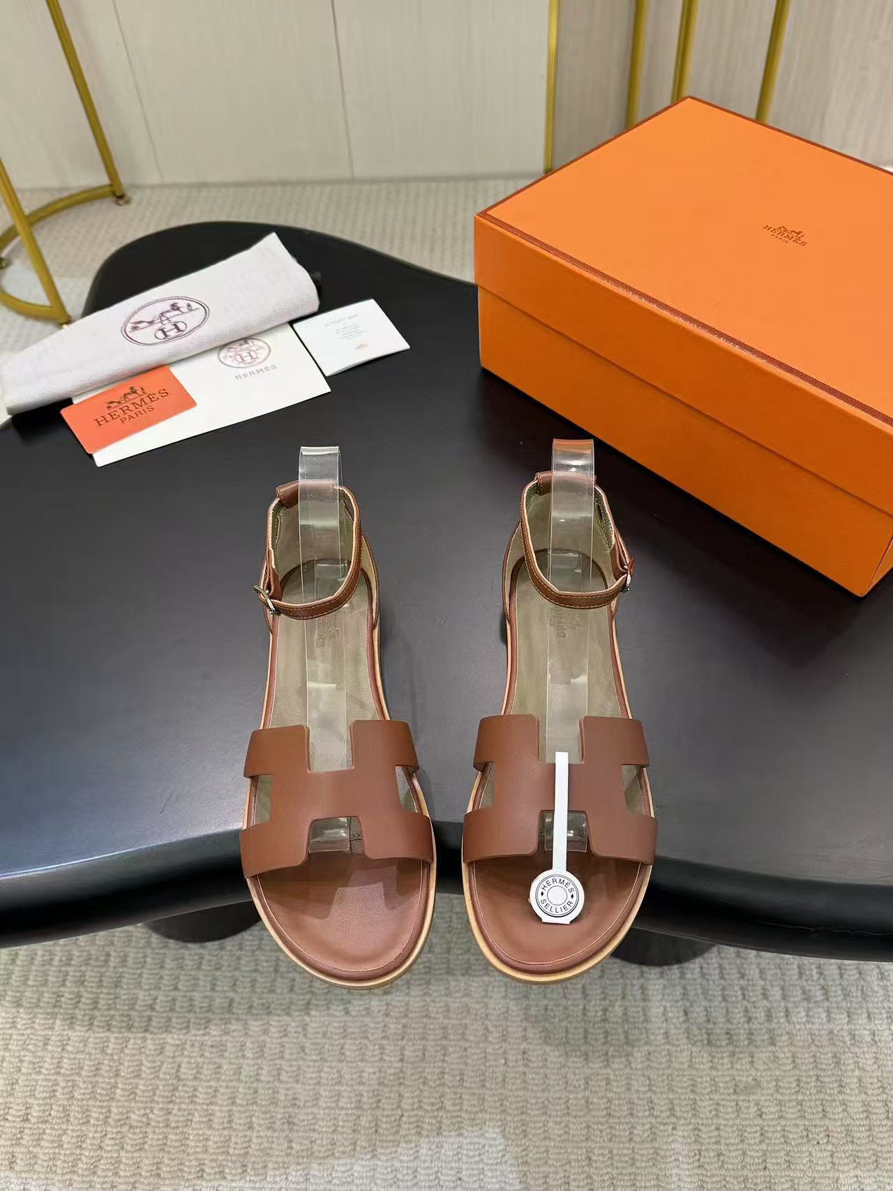HERME5 高品質高品質のシープスキンサンダル【50％割引+送料無料】