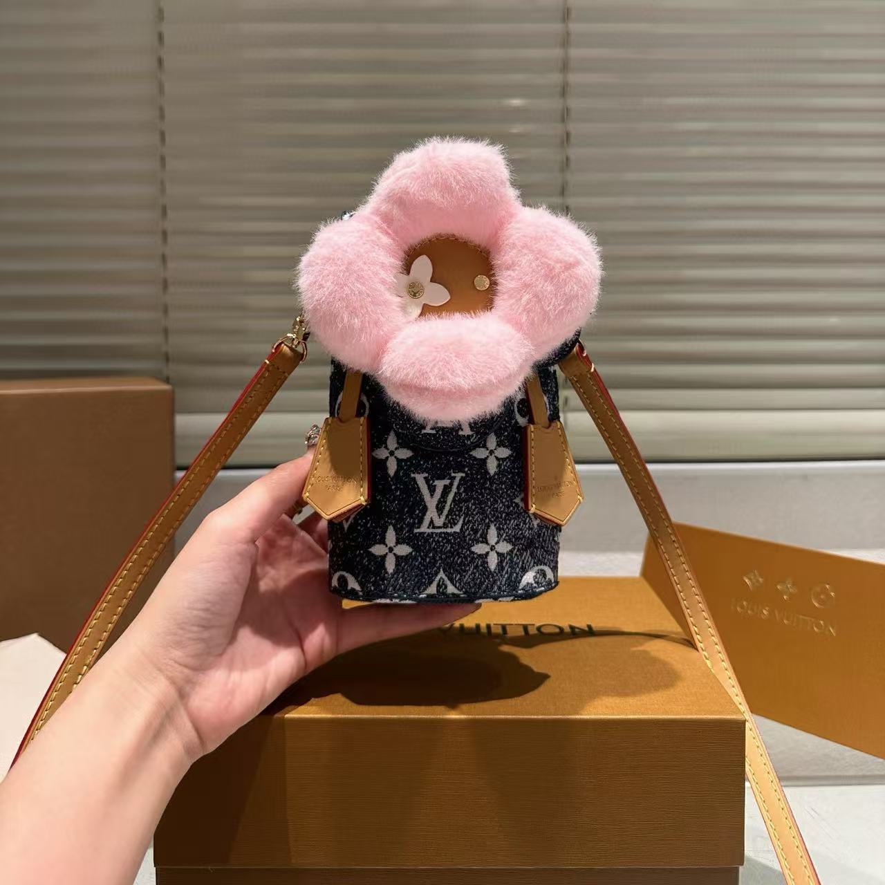 LV 携帯電話バッグ【50％割引+送料無料】