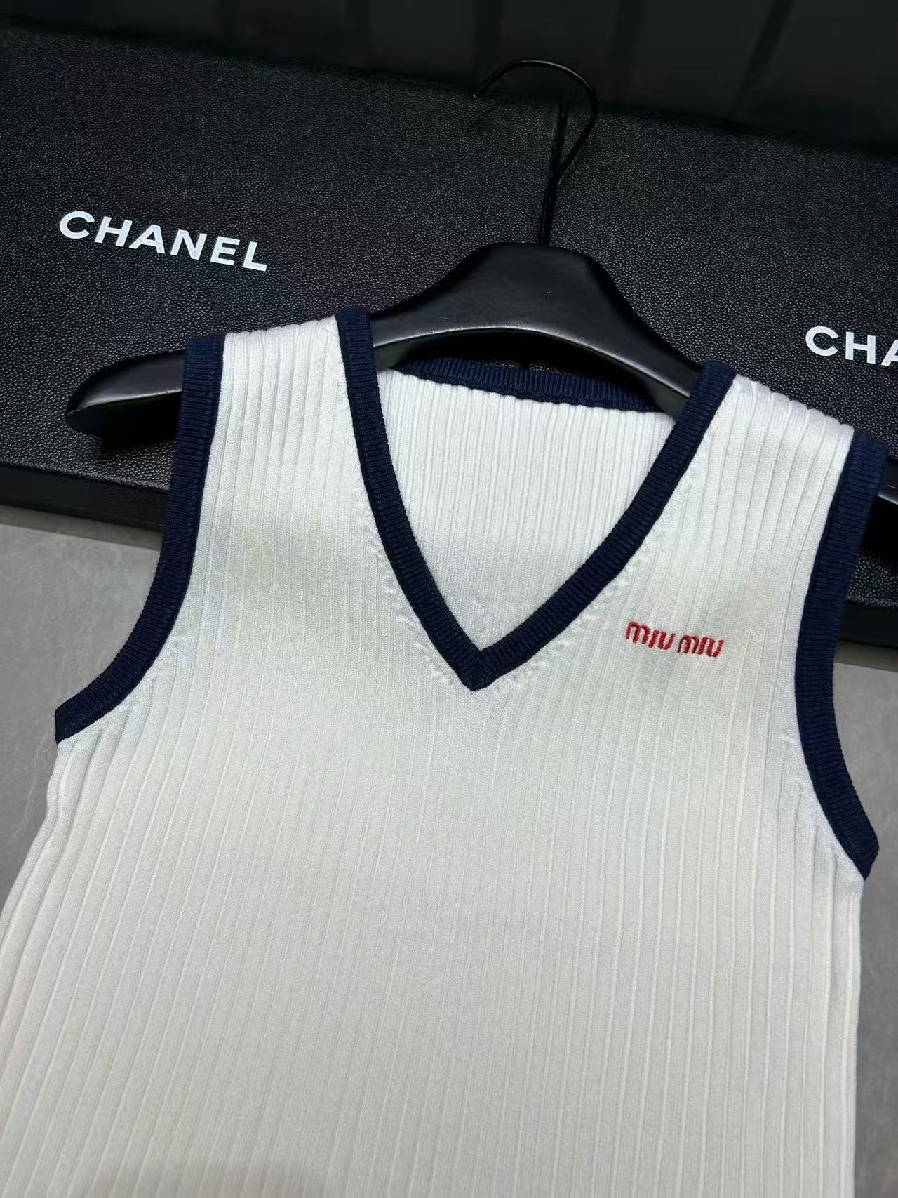 M1UM1U Vネックフリースベスト【50％割引+送料無料】