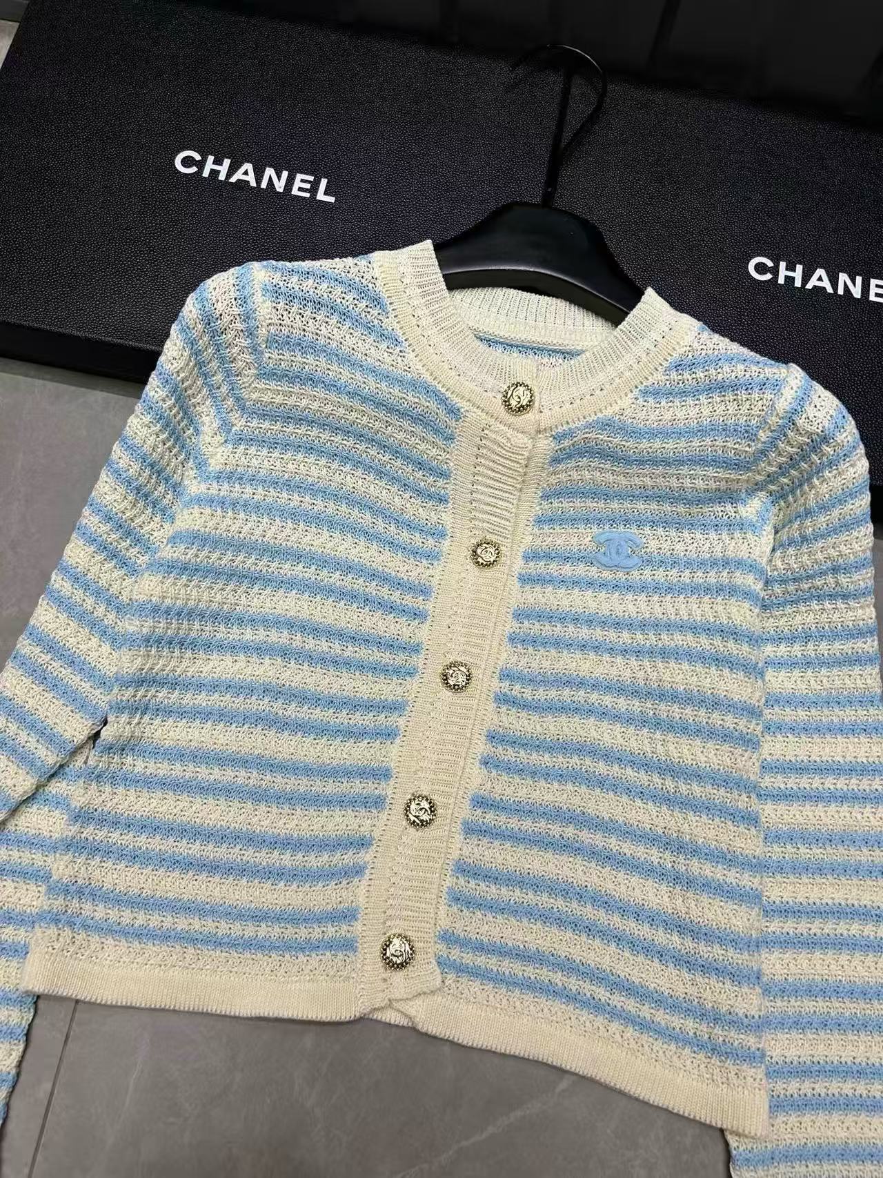 CHANE1 ブルーストライプ ダブルCカーディガン【50％割引+送料無料】