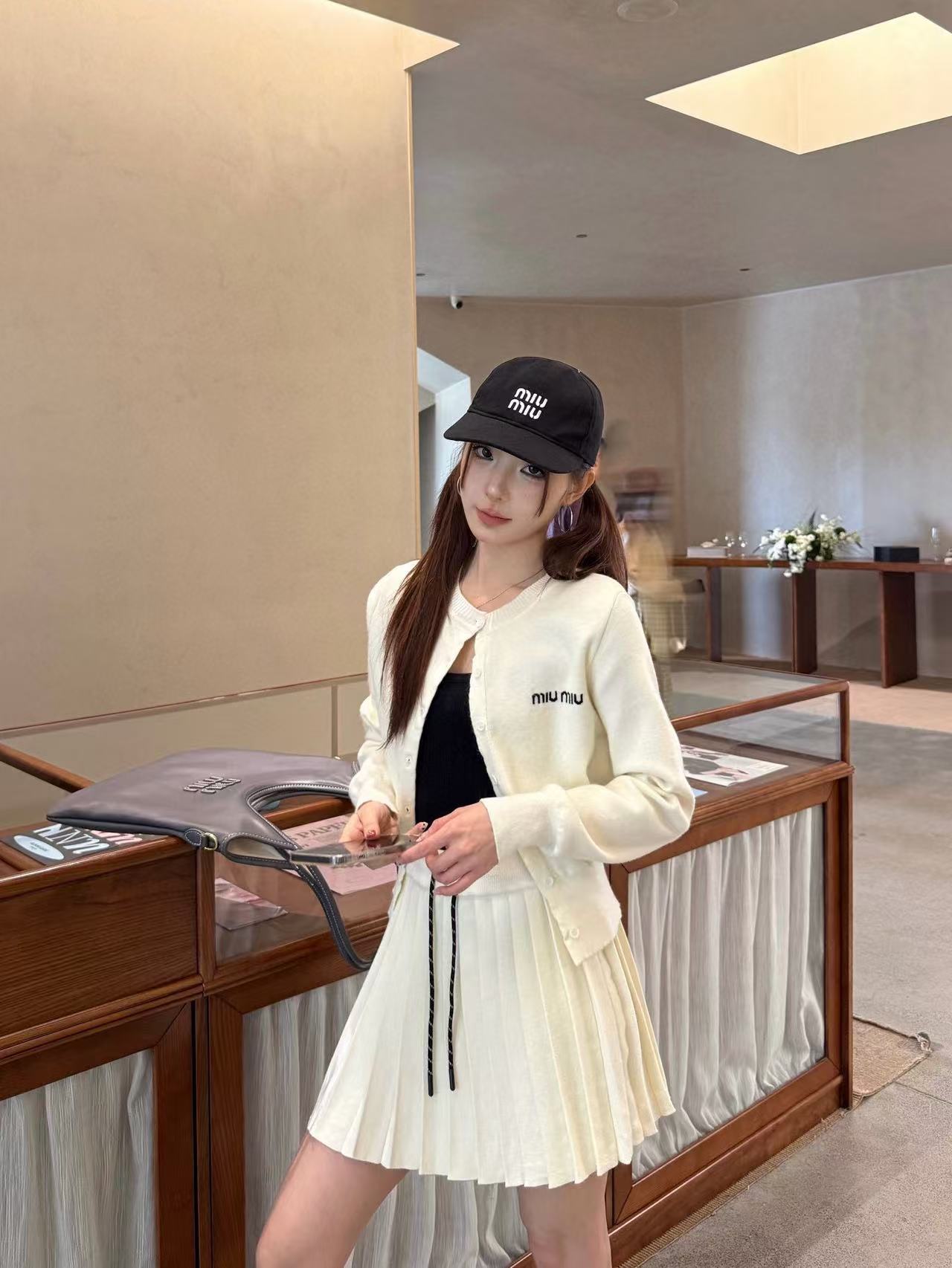 M1UM1U ウールカーディガン+スカート ツーピースセット【50％割引+送料無料】